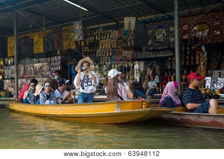 RATCHABURI, THAILAND - MARCH 24: Local peoples sell fruits, food and souvenirs at famous tourist attraction Damnoen Saduak floating market on March 24, 2014 in Ratchaburi, Thailand.