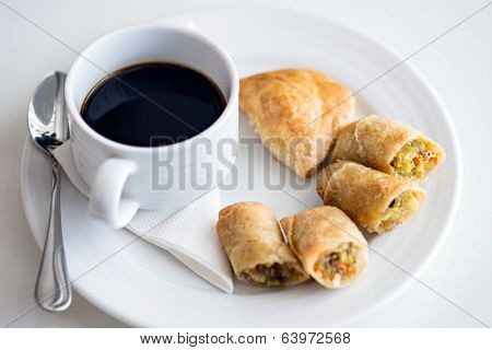 Hot Coffee And Thai Spring Roll (por Pieer Tod)