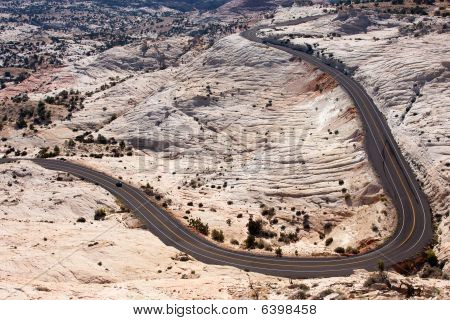 ทางหลวงหมายเลข 12 ขดลวดรอบภูมิทัศน์ทะเลทรายใกล้ Escalante