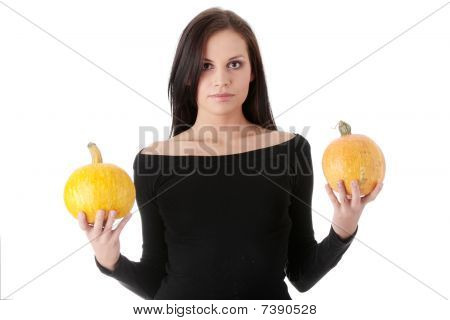 Mladá žena držící oranžové dýně