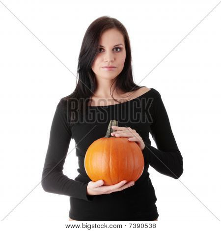 Mladá žena držící oranžové dýně