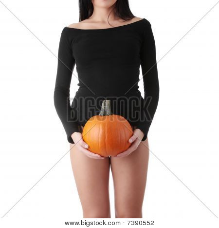 Mladá žena držící oranžové dýně