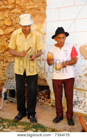 Ledende musikere spiller i gaden i Trinidad Cuba. Okt 2008