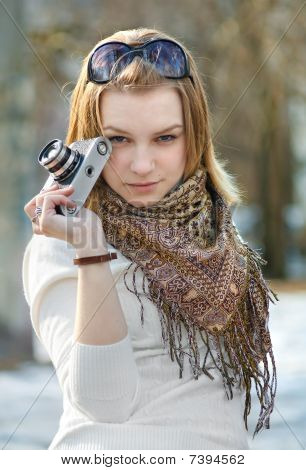 Donna con la vecchia macchina fotografica