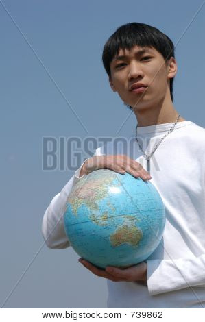 jungen asiatischen Mann mit einem Globus