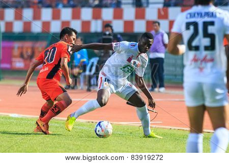 Sisaket Thailand-february 18: Fode Diakite Of Bec Tero (white) In Action During Thai Premier League