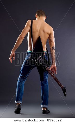 Parte traseira de uma guitarrista