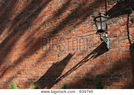 Lamp op de bakstenen muur