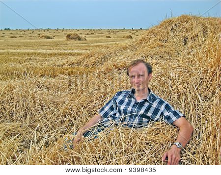 Ein Mann im Heuhaufen