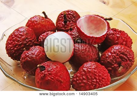Litchi frugt frisk hele bunke flåede og pillede