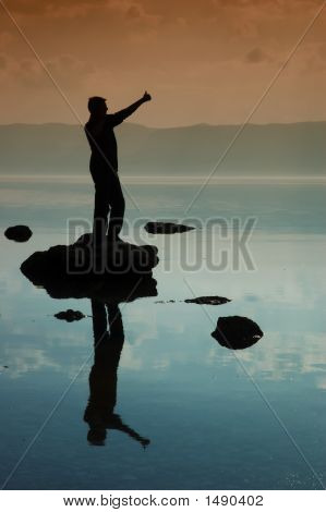 Uomo in piedi su una roccia 