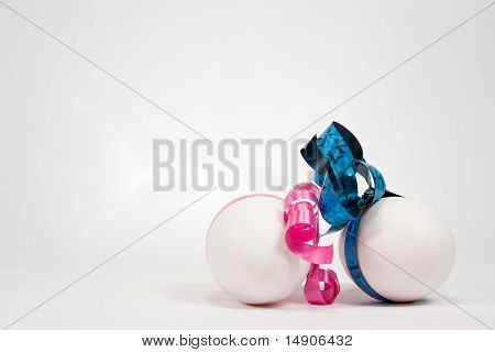 Ragazzo e ragazza uovo con nastri
