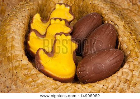 Cioccolato di Pasqua in un cappello