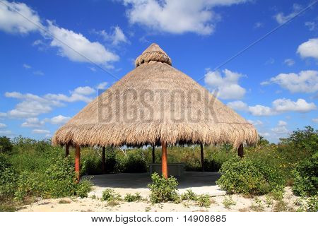 Střešní okno velké Palapa chýše v Mexiku Jungle
