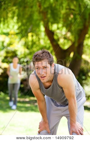 müde Paar im park