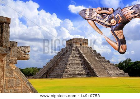 Kukulcan starověkého mayského chrámu Chichen Itza had