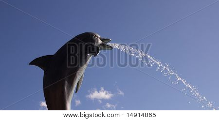 Delphin-statue