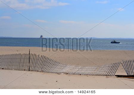 Recinto rotto sulla spiaggia