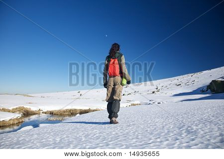 Wandelen vrouw op sneeuw