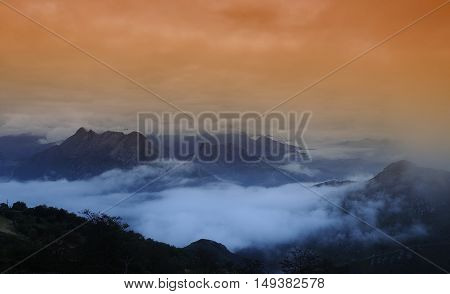 Views the fog in the mountains at dawn.