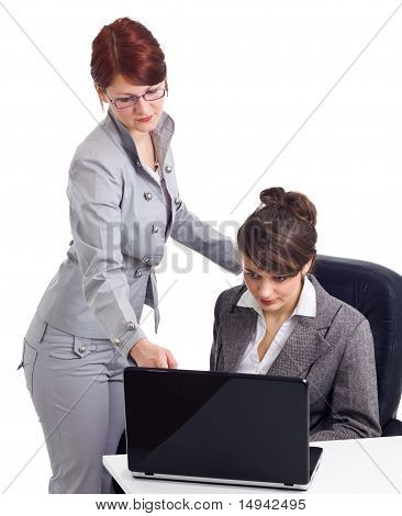 Zwei junge geschäftsfrau mit Laptop