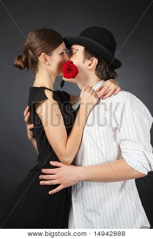 Coppia baciarsi e possesso di Rose