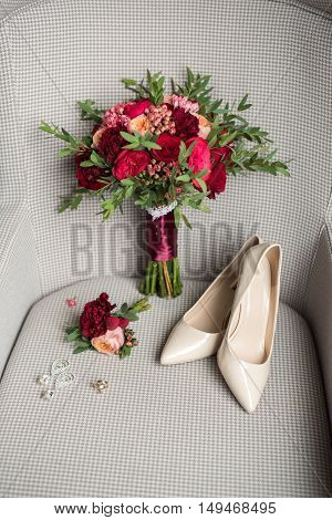 wedding details of a ring shoe bouquet