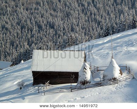 Legno casa di campagna - paesaggio di montagna