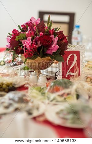 wedding decor on tables flowers blue and violet