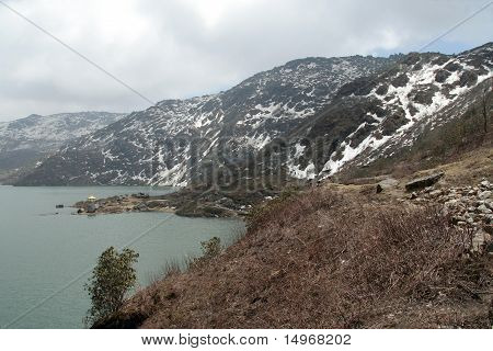 Jezero a Rocky Mountain