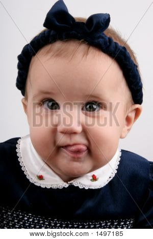 Baby pige stikker sin tunge ud