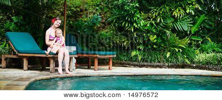 Mère et fille près de piscine