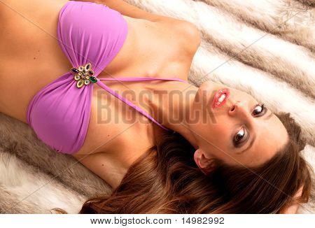A szőnyeg, a bikini lány