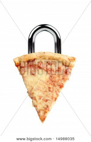 Diät / Versuchung Konzept mit Scheibe der Pizza als Vorhängeschloss