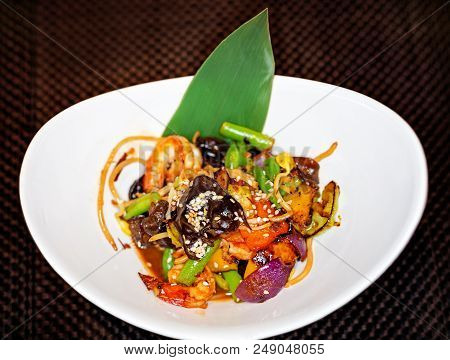 Tiger Prawns, Vegetables, Chinese Mushrooms And Beansprouts In Oyster Sauce. Dish With Shrimps And V
