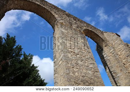 Roman Aqueduct (agua De Prata Aqueduct) In Evora. Portugal