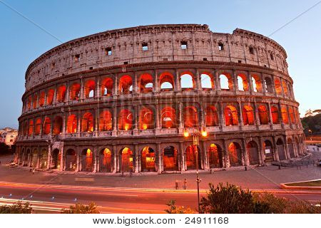 Il maestoso Colosseo, Roma, Italia.