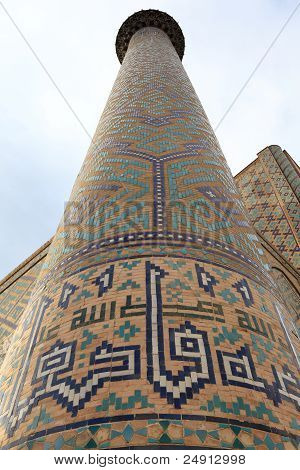Minaret van Sher Dor Madrasah op het Registan Plein