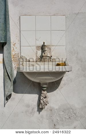 Vecchio lavabo