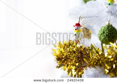 Babioles et petit bonhomme de neige sur un arbre de Noël