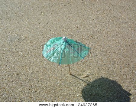 blaugrün Mini trinken Regenschirm im sand