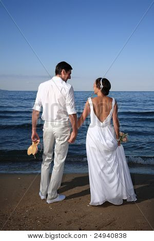 Bruden och brudgummen på stranden