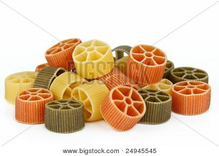 Pâtes tricolore sur blanc
