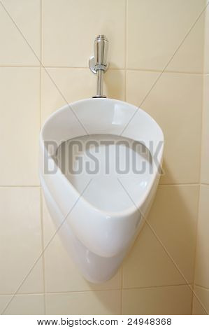 Hvid Urinal, Pissoir på væg