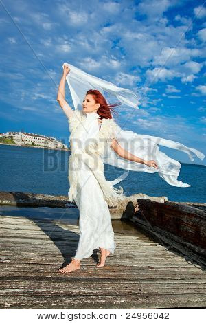 Mulher bonita em branco no litoral