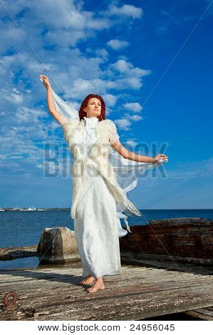 Mulher bonita em branco no litoral