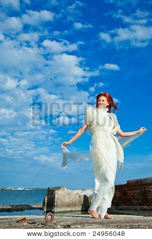 Mulher bonita em branco no litoral