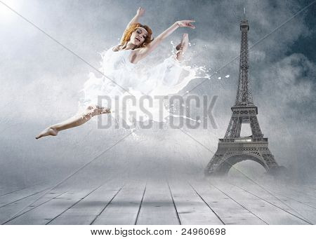 นักเต้นหญิงที่นั่งวางตัวบนพื้นหอ Eifel