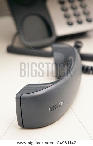 Büro-Telefon auf dem Schreibtisch.