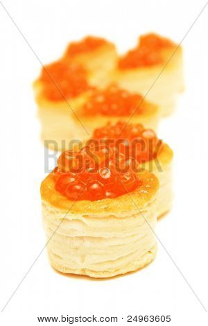 Tartlets에서 빨간 캐 비어입니다.
